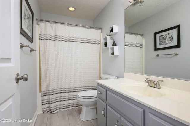 5114 Hunters Point Cir, Louisville, KY 40216
