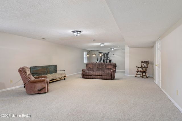 5114 Hunters Point Cir, Louisville, KY 40216