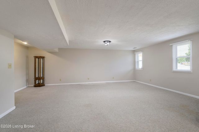 5114 Hunters Point Cir, Louisville, KY 40216