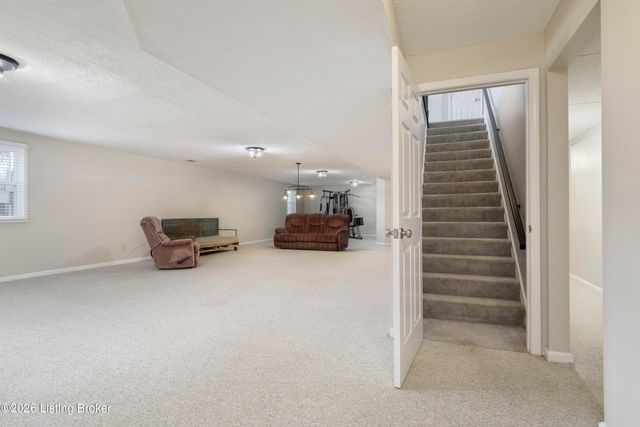 5114 Hunters Point Cir, Louisville, KY 40216