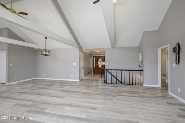 5114 Hunters Point Cir, Louisville, KY 40216
