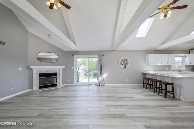5114 Hunters Point Cir, Louisville, KY 40216