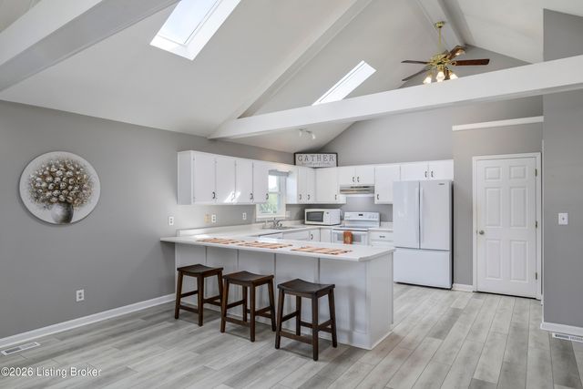 5114 Hunters Point Cir, Louisville, KY 40216