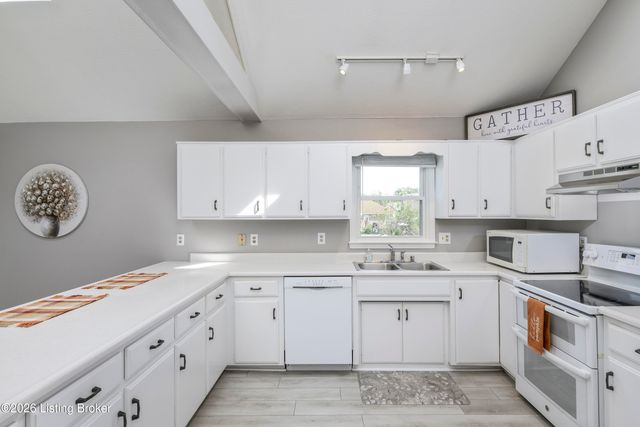 5114 Hunters Point Cir, Louisville, KY 40216