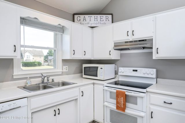 5114 Hunters Point Cir, Louisville, KY 40216