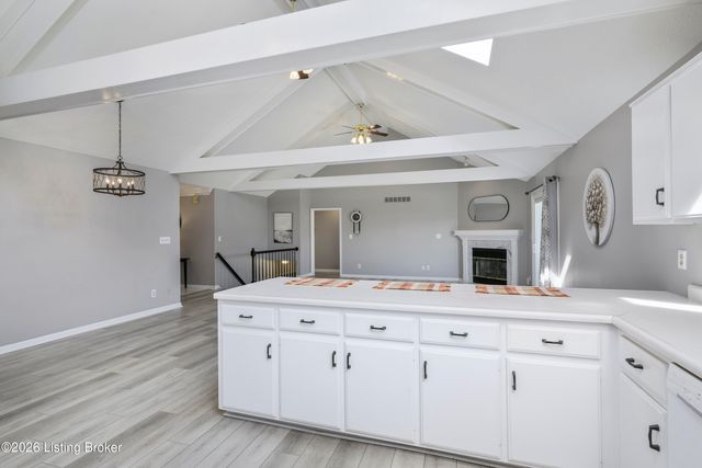5114 Hunters Point Cir, Louisville, KY 40216