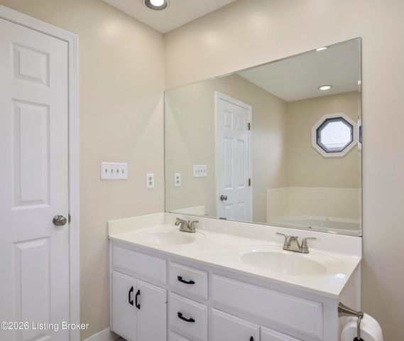 5114 Hunters Point Cir, Louisville, KY 40216