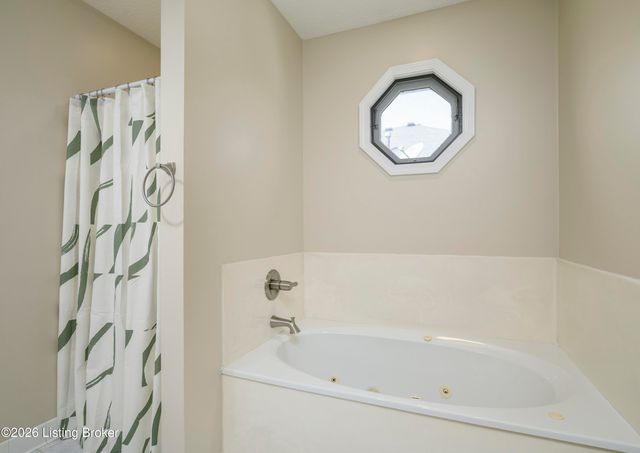 5114 Hunters Point Cir, Louisville, KY 40216
