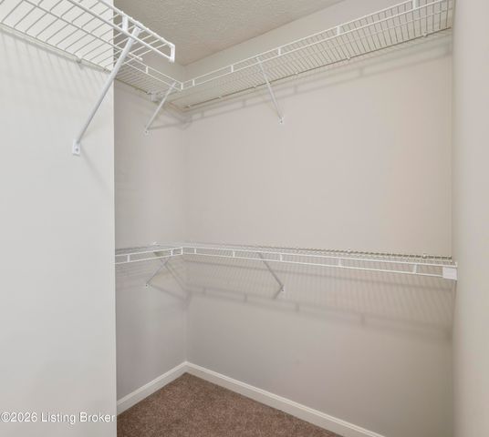 5114 Hunters Point Cir, Louisville, KY 40216
