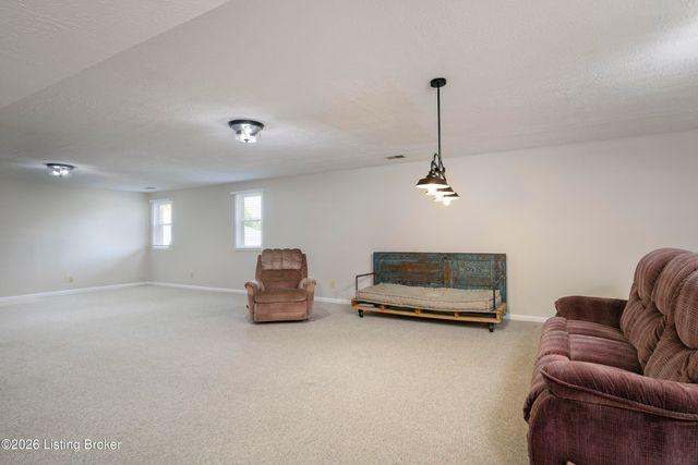 5114 Hunters Point Cir, Louisville, KY 40216