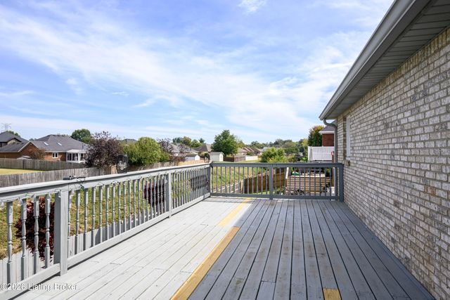 5114 Hunters Point Cir, Louisville, KY 40216