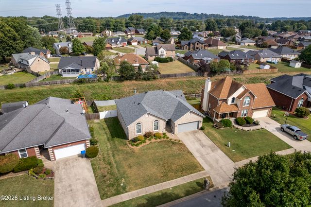 5114 Hunters Point Cir, Louisville, KY 40216
