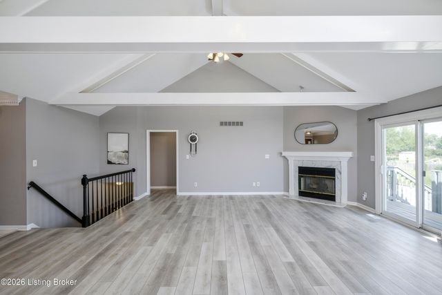 5114 Hunters Point Cir, Louisville, KY 40216