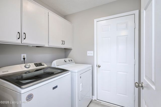 5114 Hunters Point Cir, Louisville, KY 40216