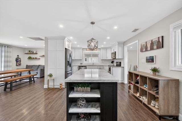 11 Pontiac Rd, Peabody, MA 01960