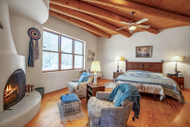 24 Camino Caballos Spur, Lamy, NM 87540