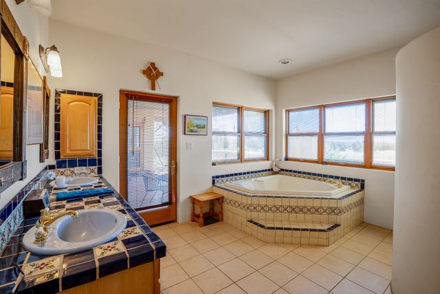 24 Camino Caballos Spur, Lamy, NM 87540