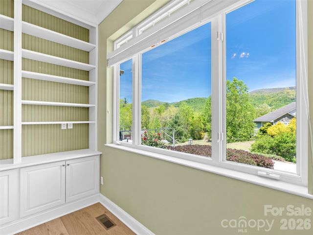 16 Chickadee Lane, Fairview, NC 28730