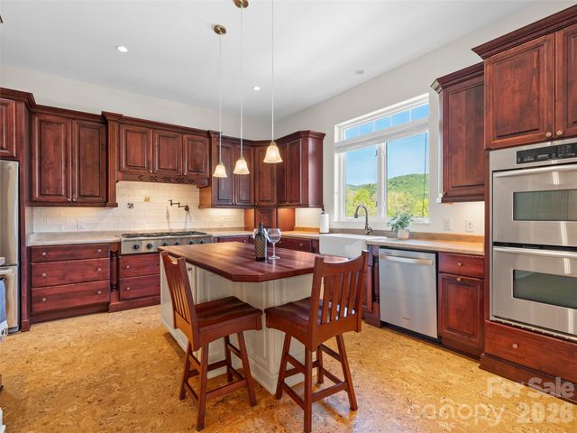 16 Chickadee Lane, Fairview, NC 28730
