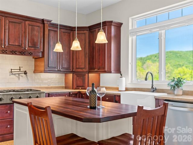 16 Chickadee Lane, Fairview, NC 28730