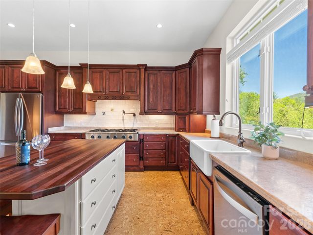 16 Chickadee Lane, Fairview, NC 28730