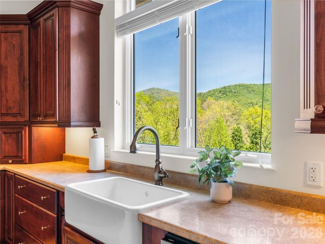 16 Chickadee Lane, Fairview, NC 28730
