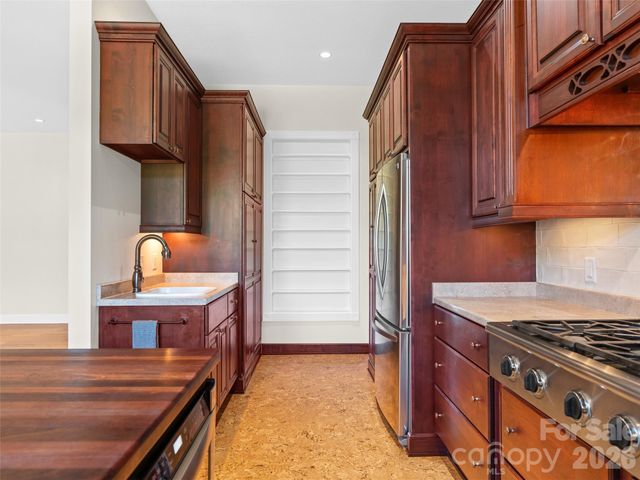 16 Chickadee Lane, Fairview, NC 28730