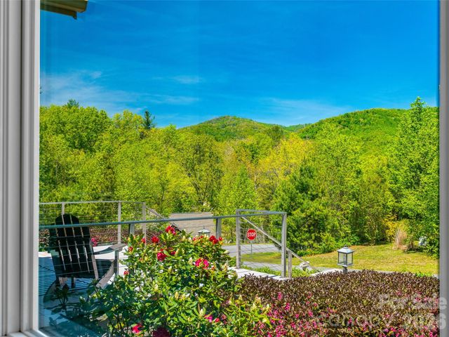 16 Chickadee Lane, Fairview, NC 28730