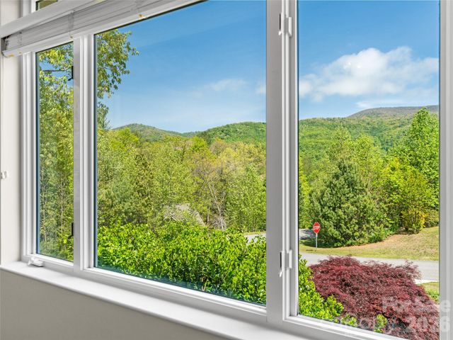 16 Chickadee Lane, Fairview, NC 28730