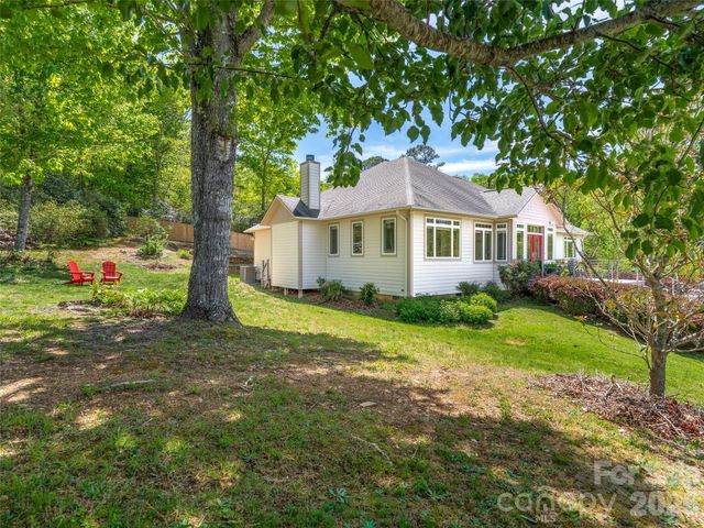 16 Chickadee Lane, Fairview, NC 28730