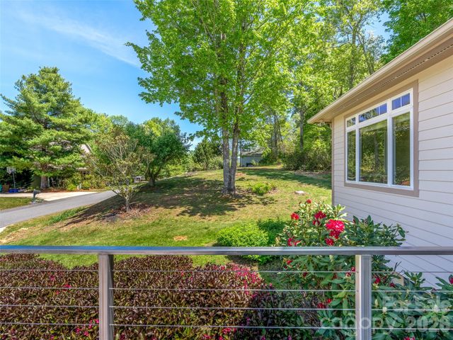 16 Chickadee Lane, Fairview, NC 28730