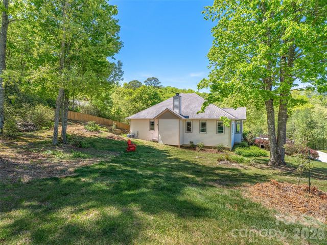 16 Chickadee Lane, Fairview, NC 28730