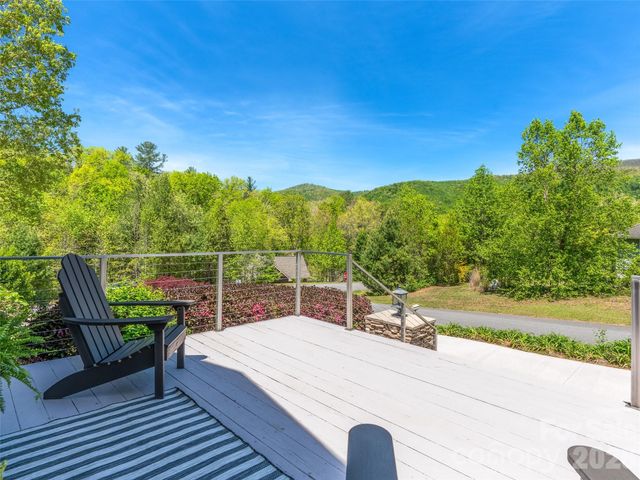 16 Chickadee Lane, Fairview, NC 28730