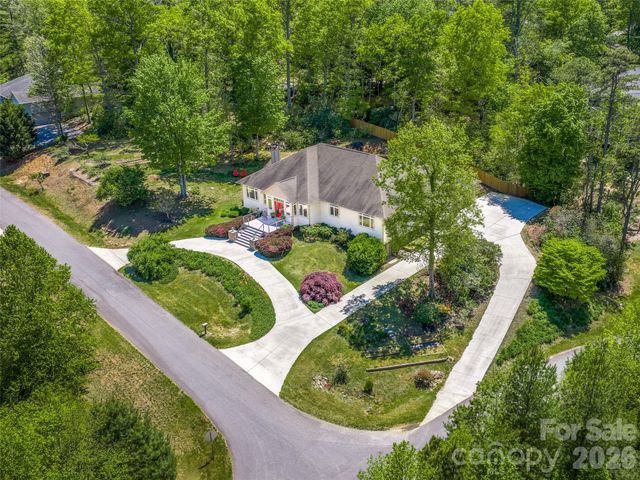 16 Chickadee Lane, Fairview, NC 28730