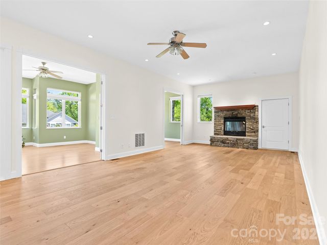 16 Chickadee Lane, Fairview, NC 28730