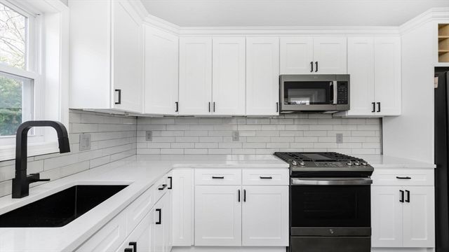 23 Lynn St, Peabody, MA 01960