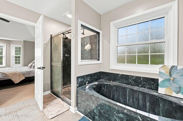 8606 Glenhope Dr, Louisville, KY 40291