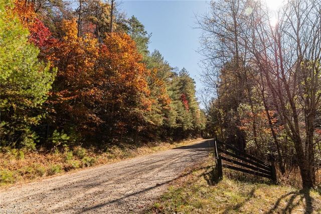 000 Antler Drive, Mcgrady, NC 28649