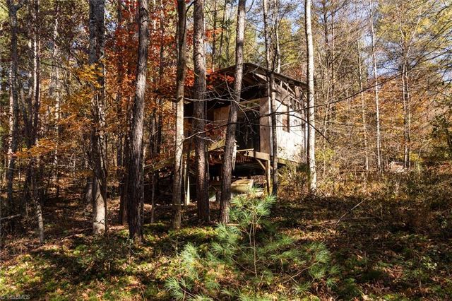 000 Antler Drive, Mcgrady, NC 28649