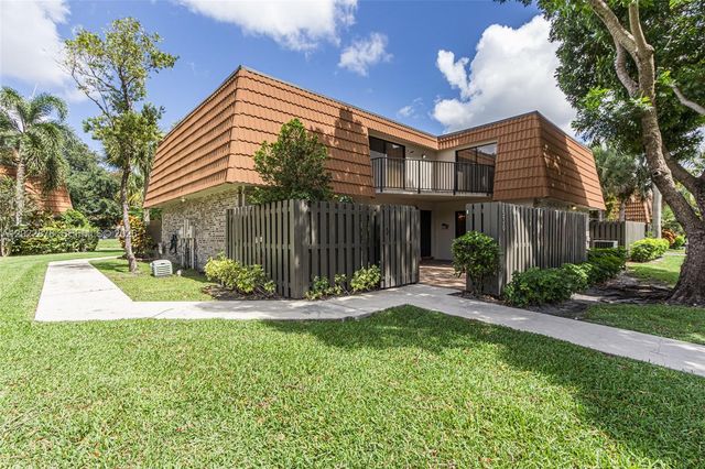 1530 W Harmony Lake Circle, Davie, FL 33324