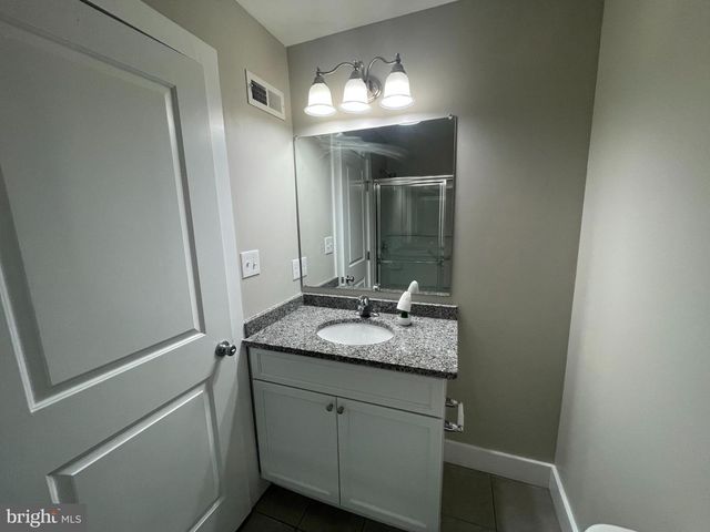 2102 E OAK RD #E2, Vineland, NJ 08361