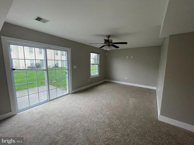 2102 E OAK RD #E2, Vineland, NJ 08361