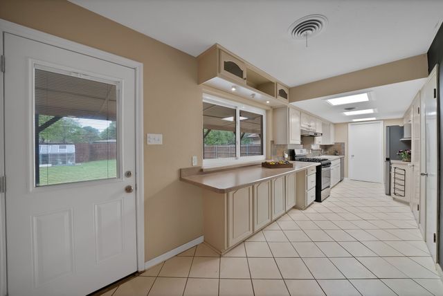 526 Waggoner Drive, Arlington, TX 76013