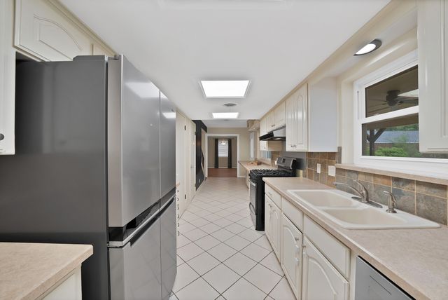 526 Waggoner Drive, Arlington, TX 76013