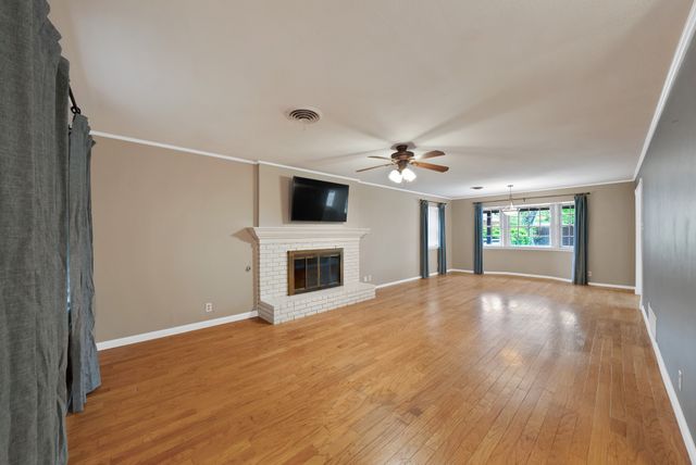 526 Waggoner Drive, Arlington, TX 76013