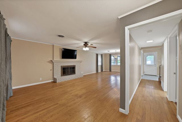 526 Waggoner Drive, Arlington, TX 76013