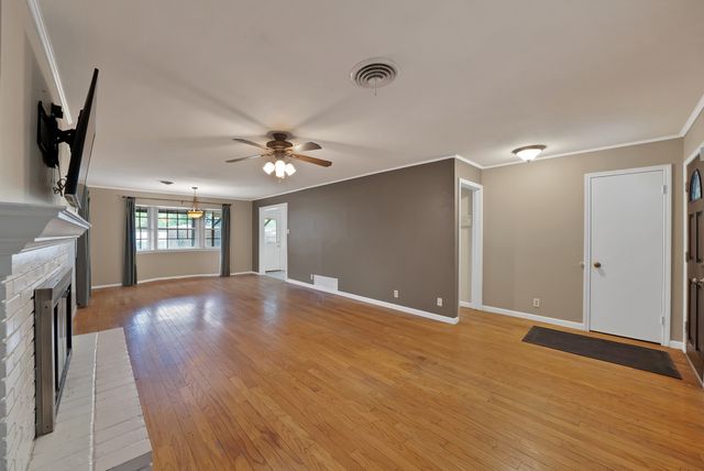 526 Waggoner Drive, Arlington, TX 76013