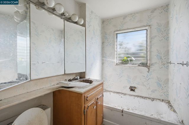 72 Murdock St, Richmond, CA 94804