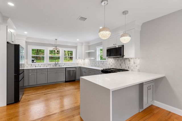 16 Old Cambridge Tpk, Lincoln, MA 01773