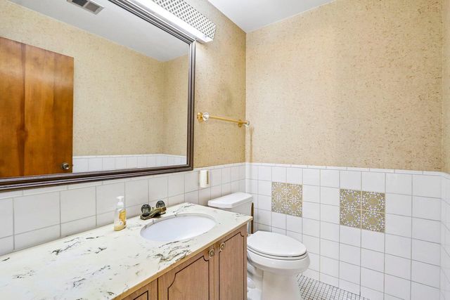 6006 Greentree Road, Madison, WI 53711